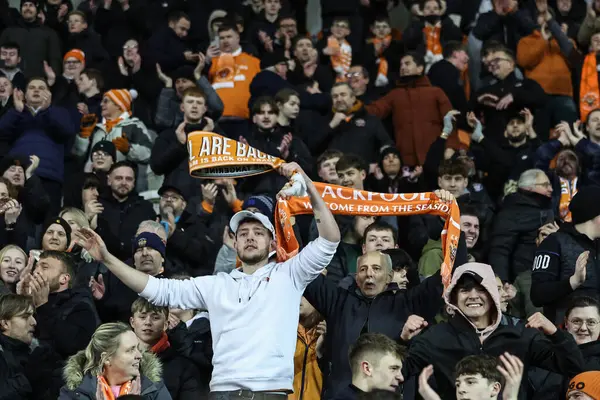 Blackpool taraftarları, 30 Ocak 202 'de Bloomfield Road, Blackpool, İngiltere' de oynanan Blackpool-Bolton Wanderers maçında Bristol Street Motors Kupa Çeyreği final maçında penaltılarda kazandığı galibiyeti kutladı.