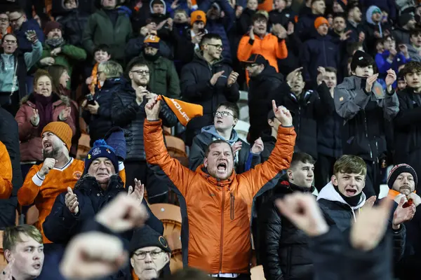 Blackpool taraftarları, 30 Ocak 202 'de Bloomfield Road, Blackpool, İngiltere' de oynanan Blackpool-Bolton Wanderers maçında Bristol Street Motors Kupa Çeyreği final maçında penaltılarda kazandığı galibiyeti kutladı.