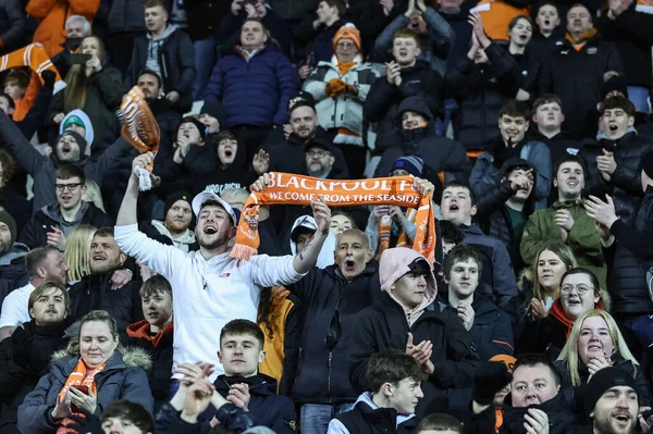 Blackpool taraftarları, 30 Ocak 202 'de Bloomfield Road, Blackpool, İngiltere' de oynanan Blackpool-Bolton Wanderers maçında Bristol Street Motors Kupa Çeyreği final maçında penaltılarda kazandığı galibiyeti kutladı.