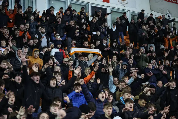 Blackpool taraftarları, 30 Ocak 202 'de Bloomfield Road, Blackpool, İngiltere' de oynanan Blackpool-Bolton Wanderers maçında Bristol Street Motors Kupa Çeyreği final maçında penaltılarda kazandığı galibiyeti kutladı.