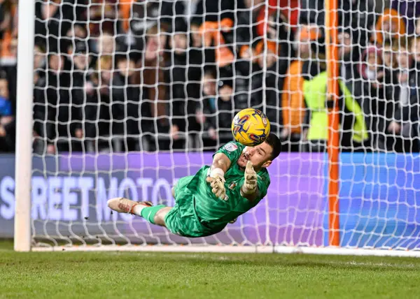 Richard Donnell Van Blackpool Spaart Een Penalty Tijdens Penalty Shootout — Stockfoto