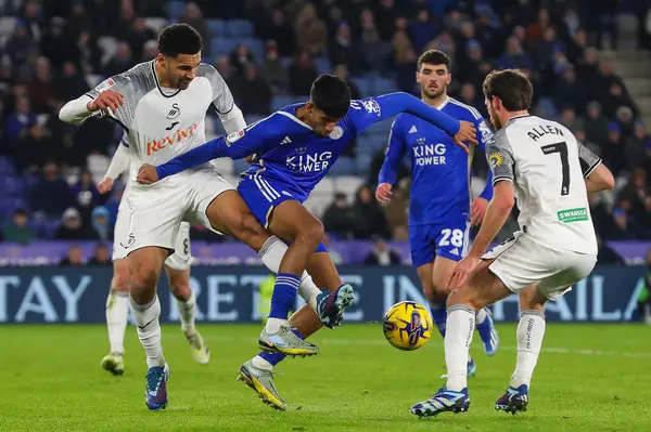 Swansea City 'den Ben Cabango ve Leicester City' den Arjan Raikhy 30 Ocak 202 'de King Power Stadyumu' nda Leicester City ile Swansea City arasındaki Gökyüzü İddia Şampiyonası maçında top için mücadele ediyorlar.