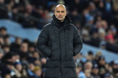 Manchester City 'nin Pep Guardiola teknik direktörü 31 Ocak 202 tarihinde Etihad Stadyumu' nda Manchester City 'nin Burnley' e karşı oynadığı Premier League maçını izliyor.