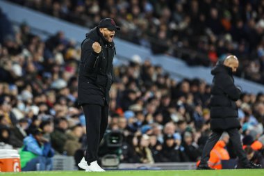 Burnley 'nin Vincent Kompany teknik direktörü Premier Lig maçında Manchester City, Manchester Stadyumu' nda Burnley 'e karşı 31 Ocak 202' de oyuncularına bağırıyor.