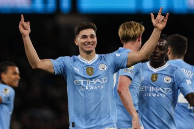 Manchester City 'den Julin Ivarez, 31 Ocak 2024 tarihinde Etihad Stadyumu' nda oynanan Premier League maçında 2-0 'lık galibiyet golünü kutluyor.
