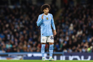 Manchester City 'den Rico Lewis, 31 Ocak 202 tarihinde Etihad Stadyumu' nda Manchester City 'nin Burnley' e karşı oynadığı Premier League maçında takım arkadaşlarına talimat veriyor.