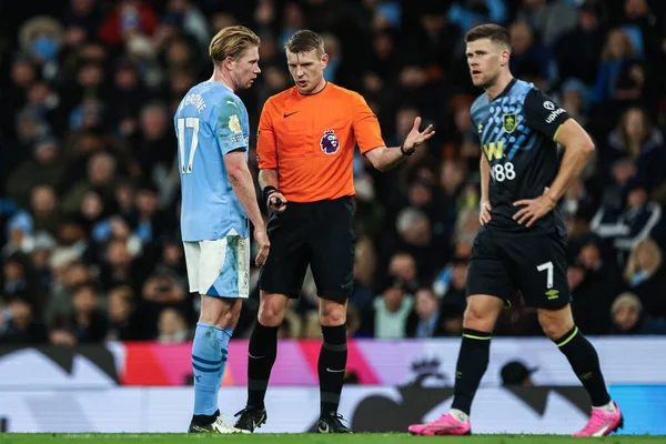 stock image Kevin De Bruyne of Manchester City talks with referee Samuel Barrott during the Premier League match Manchester City vs Burnley at Etihad Stadium, Manchester, United Kingdom, 31st January 2024