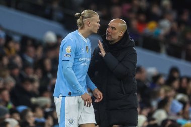 Manchester City teknik direktörü Pep Guardiola Premier League maçında Manchester City ile Etihad Stadyumu 'nda 31 Ocak 2024' te Manchester City arasında Erling Hland ile görüştü.