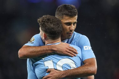 Manchester City 'den Rodri Manchester City' den Julin Ivarez 'in 31 Ocak 2024' te Etihad Stadyumu 'nda oynanan Premier League maçında 1-0 kazanmasını kutluyor.