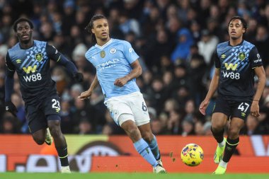 Manchester City 'den Nathan Ak Premier League maçında pas veriyor Manchester City, Manchester Stadyumu' nda Burnley 'e karşı 31 Ocak 2024