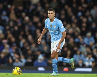 Manchester City 'den Rodri Premier Lig maçında Manchester City' ye karşı Etihad Stadyumu, Manchester, İngiltere 'de 31 Ocak 202' de top sürüyor.