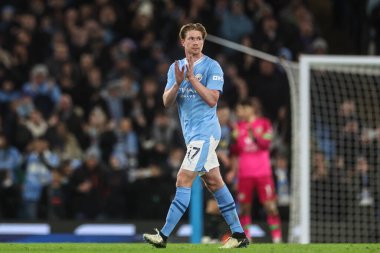 Manchester City 'den Kevin De Bruyne, 31 Ocak 202' de Etihad Stadyumu 'nda oynanan Premier League maçında ev sahibi taraftarları alkışlıyor.