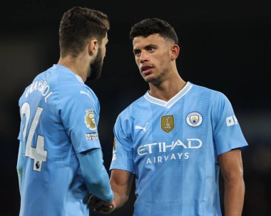 Manchester City 'den Joko Gvardiol ve Manchester City' den Matheus Nunes, 31 Ocak 2024 tarihinde Etihad Stadyumu 'nda oynanan Premier League karşılaşması sonrasında el sıkışıyorlar.