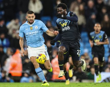 Burnley 'den Datro Fofana, Premier League maçında Manchester City ile Burnley' nin 31 Ocak 202 'de Etihad Stadyumu' nda oynadıkları maçta topa vuruyor.