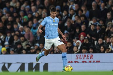 Manchester City 'den Rodri Premier Lig maçında Manchester City' ye karşı Etihad Stadyumu, Manchester, İngiltere 'de 31 Ocak 202' de top sürüyor.