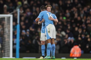 Manchester City 'den Kevin De Bruyne, Manchester City ile Etihad Stadyumu' nda oynanan Premier League maçında Rodri 'yi kucaklıyor.