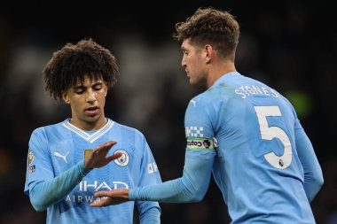 Manchester City 'den Rico Lewis ve Manchester City' den John Stones 31 Ocak 202 'de Etihad Stadyumu' nda oynanan Premier League maçı sonrasında el sıkışıyorlar.