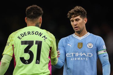 Manchester City 'den Ederson ve Manchester City' den John Stones, 31 Ocak 202 'de Etihad Stadyumu' nda oynanan Premier League maçı sonrasında birbirlerine sarılıyorlar.