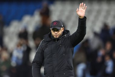 Manchester City, Manchester Stadyumu 'nda 31 Ocak 202 tarihinde oynanan Premier League maçı sonrasında Burnley takımının menajeri Vincent Kompany taraftarlara el sallıyor.