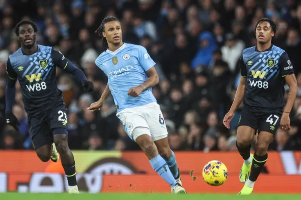 Manchester City 'den Nathan Ak Premier League maçında pas veriyor Manchester City, Manchester Stadyumu' nda Burnley 'e karşı 31 Ocak 2024