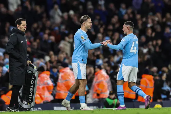 Manchester City 'den Jack Grealish 31 Ocak 202' de Etihad Stadyumu 'nda Manchester City' nin Burnley 'e karşı oynadığı Premier League maçında Manchester City' den Phil Foden 'in yerini aldı.