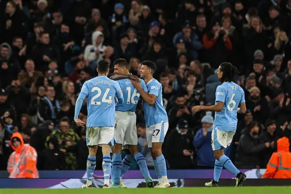 Manchester City 'den Rodri, Premier League maçında Manchester City ile Etihad Stadyumu' nda 31 Ocak 202 'de oynanan maçta 3-0' lık galibiyetini kutluyor.