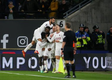 Manchester United, Manchester United 'tan Kobbie Mainoo' yu Premier League maçında 3-4 Manchester United 'a karşı 1 Şubat 202' de Molineux, Wolverhampton, Birleşik Krallık 'ta Wolverhampton Wanderers maçında 3-4' lük galibiyetle kutladı.