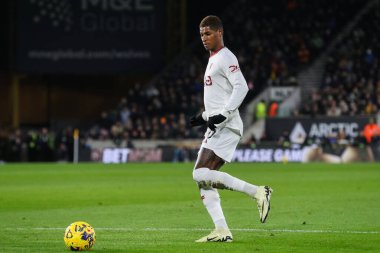 Manchester United takımından Marcus Rashford Premier League maçında pas veriyor Wolverhampton Wanderers, Manchester United 'a karşı Molineux, Wolverhampton, İngiltere, 1 Şubat 202