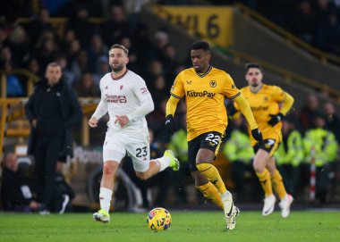 Wolverhampton Wanderers takımından Nlson Semedo, Premier League maçında Wolverhampton Wanderers ile Manchester United arasında 1 Şubat 2024 'te oynanan Molineux, Wolverhampton, Birleşik Krallık maçında topu ileri attı.