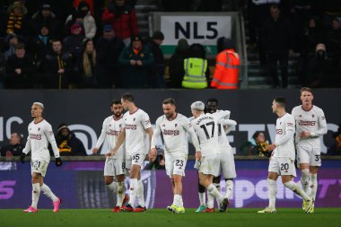 Manchester United, Manchester United 'tan Kobbie Mainoo' yu Premier League maçında 3-4 Manchester United 'a karşı 1 Şubat 202' de Molineux, Wolverhampton, Birleşik Krallık 'ta Wolverhampton Wanderers maçında 3-4' lük galibiyetle kutladı.