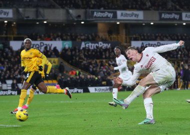 Manchester United takımından Rasmus Hjlund 1 Şubat 2024 tarihinde İngiltere 'nin Wolverhampton kentinde oynanan Premier Lig karşılaşmasında gol attı ama kenarda kaldı.