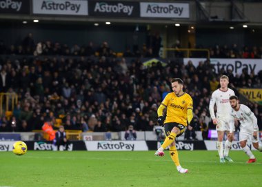 Wolverhampton Wanderers takımından Pablo Sarabia, Premier League maçında Wolverhampton Wanderers 'a karşı Molineux, Wolverhampton, Birleşik Krallık' ta 1 Şubat 202 'de oynanan maçta Wolverhampton' a 1-2 yenilerek Wolves penaltısını vuruyor.