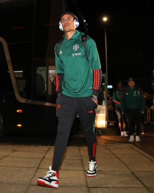 Manchester United takımından Raphal Varane, Premier League maçında Wolverhampton Wanderers ile Manchester United arasında 1 Şubat 2024 'te oynanan Molineux, Wolverhampton maçında maçtan önce geldi.