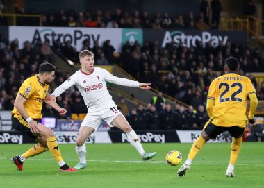 Manchester United takımından Rasmus Hjlund, Premier League maçında Wolverhampton Wanderers ile Manchester United arasında 1 Şubat 2024 'te Molineux, Wolverhampton, İngiltere' de oynanan maçta pas attı.