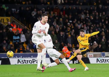 Wolverhampton Wanderers takımından Pedro Neto, Premier League maçında Wolverhampton Wanderers 'ın Manchester United' a karşı 1 Şubat 202 'de Molineux, Wolverhampton, Birleşik Krallık' ta oynadığı maçta topa 3-3 vuruyor.