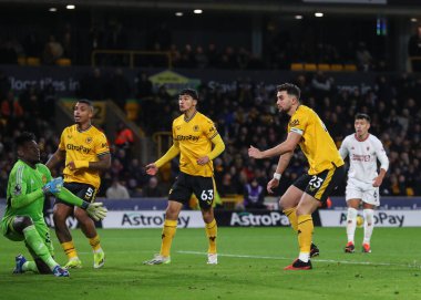 Wolverhampton Wanderers 'dan Max Kilman Premier League maçında attığı şutu izliyor Wolverhampton Wanderers, Manchester United' a karşı Molineux, Wolverhampton, İngiltere, 1 Şubat 202