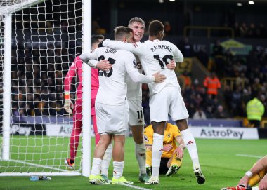 Manchester United takımından Rasmus Hjlund, Premier League maçında Manchester United ile 1 Şubat 2024 'te oynanan Molineux, Wolverhampton, Birleşik Krallık maçında Manchester United' ı 0-2 yenme golünü kutluyor.