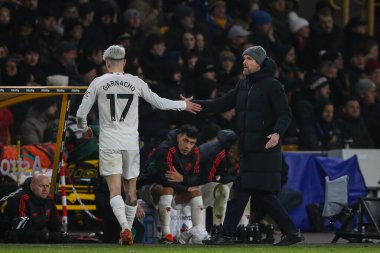 Manchester United 'dan Alejandro Garnacho ve Manchester United' ın on Hag teknik direktörü Premier League karşılaşmasında Wolverhampton Wanderers, Molineux, Wolverhampton, Birleşik Krallık 'ta 1 Şubat 202' de Manchester United 'a karşı el sıkıştı.