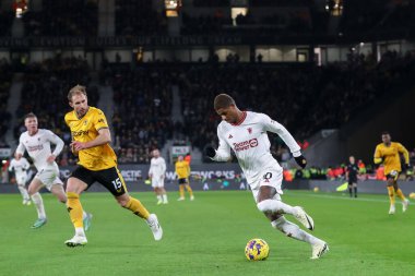 Manchester United takımından Marcus Rashford, Premier League maçında Wolverhampton Wanderers ile Manchester United arasında 1 Şubat 202 'de Molineux, Wolverhampton, İngiltere' de oynanan maçta topu ileri attı.