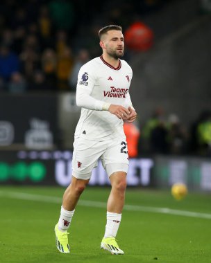 Manchester United 'dan Luke Shaw, Premier League maçı sırasında Wolverhampton Wanderers, Manchester United' a karşı Molineux, Wolverhampton, Birleşik Krallık, 1 Şubat 202