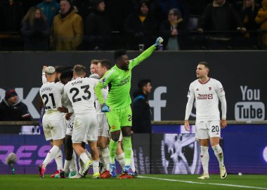 Manchester United, Manchester United 'tan Kobbie Mainoo' yu Premier League maçında 3-4 Manchester United 'a karşı 1 Şubat 202' de Molineux, Wolverhampton, Birleşik Krallık 'ta Wolverhampton Wanderers maçında 3-4' lük galibiyetle kutladı.