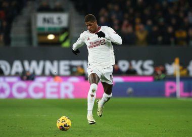 Manchester United takımından Marcus Rashford, Premier League maçında Wolverhampton Wanderers ile Manchester United arasında 1 Şubat 202 'de Molineux, Wolverhampton, İngiltere' de oynanan maçta topu ileri attı.