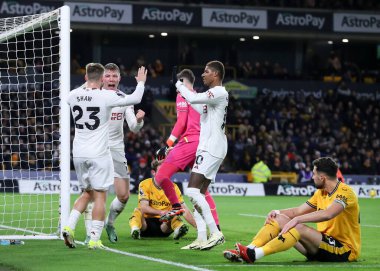 Manchester United takımından Rasmus Hjlund, Premier League maçında Manchester United ile 1 Şubat 2024 'te oynanan Molineux, Wolverhampton, Birleşik Krallık maçında Manchester United' ı 0-2 yenme golünü kutluyor.