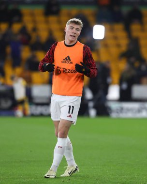 Manchester United takımından Rasmus Hjlund, Premier League maçında Wolverhampton Wanderers ile Manchester United maçında 1 Şubat 2024 'te Molineux, Wolverhampton' da ısındı.