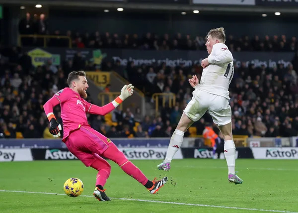 Manchester United Blokları 'ndan Rasmus Hjlund Wolverhampton Wanderers' dan Jos S Premier League maçında Wolverhampton Wanderers, Manchester United 'a karşı Molineux, Wolverhampton, Birleşik Krallık, 1 Şubat 2024