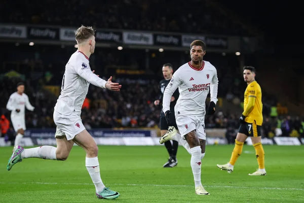 Manchester United takımından Marcus Rashford, 1 Şubat 202 tarihinde İngiltere 'nin Wolverhampton kentinde oynanan Premier League maçında Manchester United' a karşı oynanan maçta 0-1 'lik galibiyet golünü kutluyor.