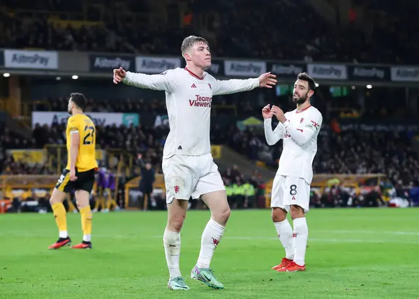 Manchester United takımından Rasmus Hjlund 1 Şubat 2024 tarihinde İngiltere 'nin Wolverhampton kentinde oynanan Premier Lig karşılaşmasında gol attı ama kenarda kaldı.