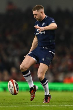 İskoçyalı Finn Russell, 3 Şubat 202 'de İngiltere' nin Cardiff kentindeki Principality Stadyumu 'nda oynanan 2024 Guinness 6 Milletle İskoçya maçında önde gidiyor.