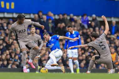 Everton 'dan Jack Harrison, 3 Şubat 202' de Goodison Park, Liverpool, İngiltere 'de oynanan Premier League maçında Tottenham Hotspur' a karşı Tottenham maçında Tottenham Hotspur 'un destiny Udogie' sine meydan okudu.