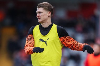 Blackpool 'dan George Byers, 3 Şubat 202' de İngiltere 'nin Stevenage-Blackpool maçında ısınıyor.